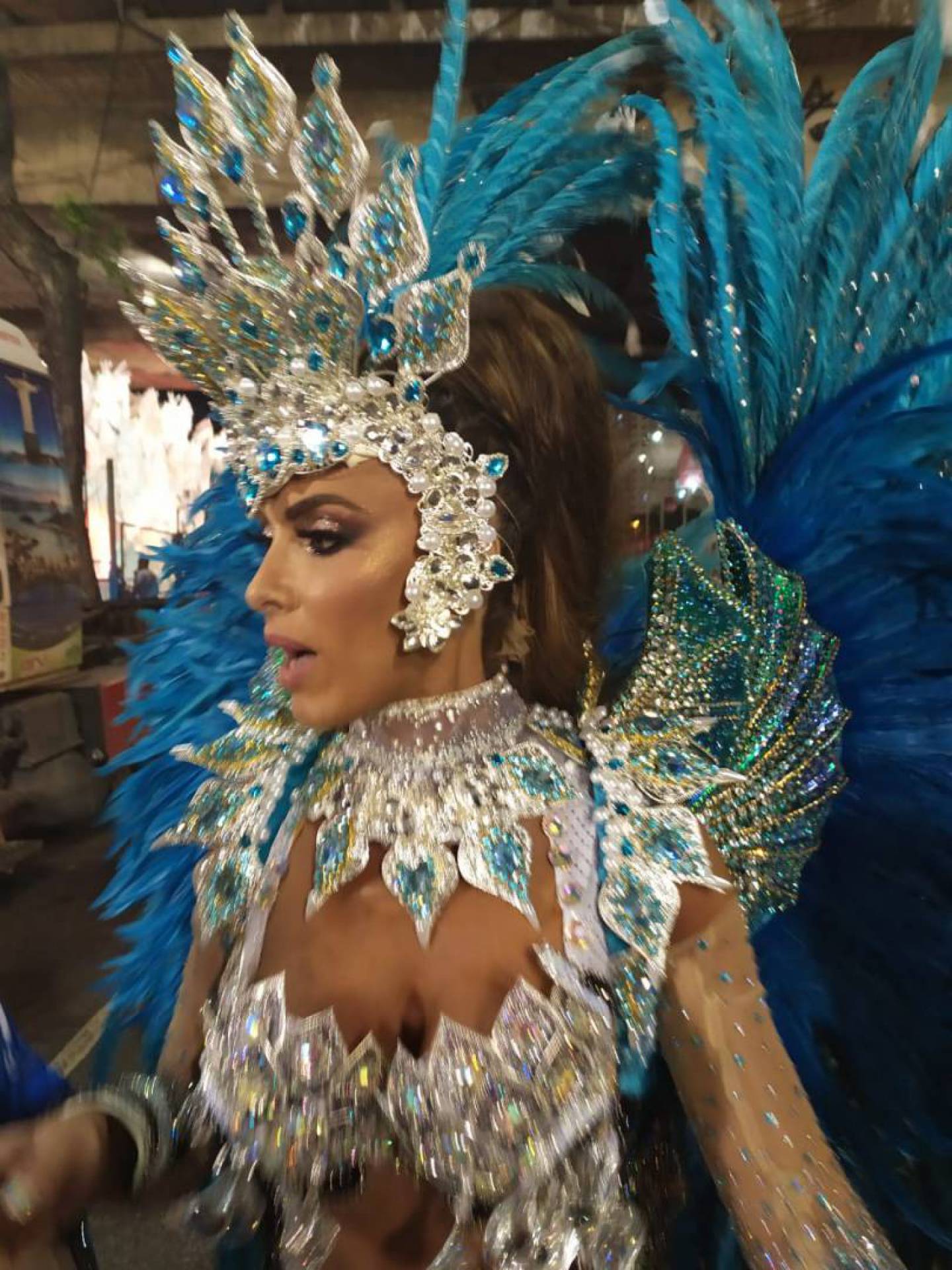 Fantasia de Nicole Bahls representa passeio de beija-flor por Copacabana - Adriano AraÃºjo/ AgÃªncia O Dia