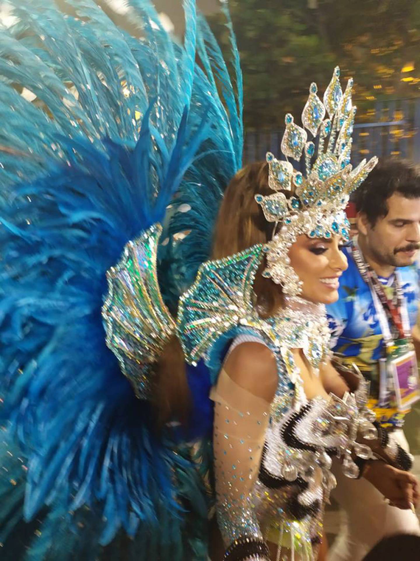 Fantasia de Nicole Bahls representa passeio de beija-flor por Copacabana