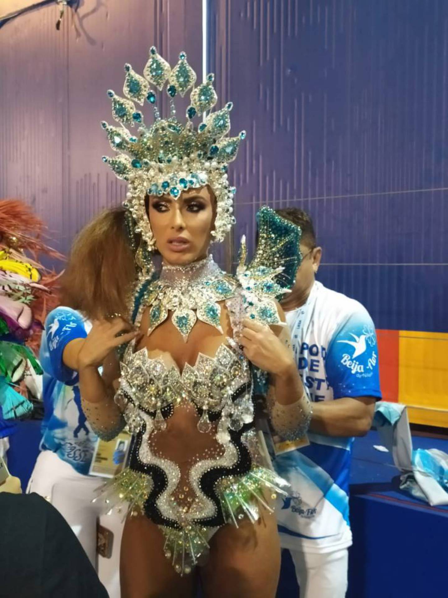 Fantasia de Nicole Bahls representa passeio de beija-flor por Copacabana