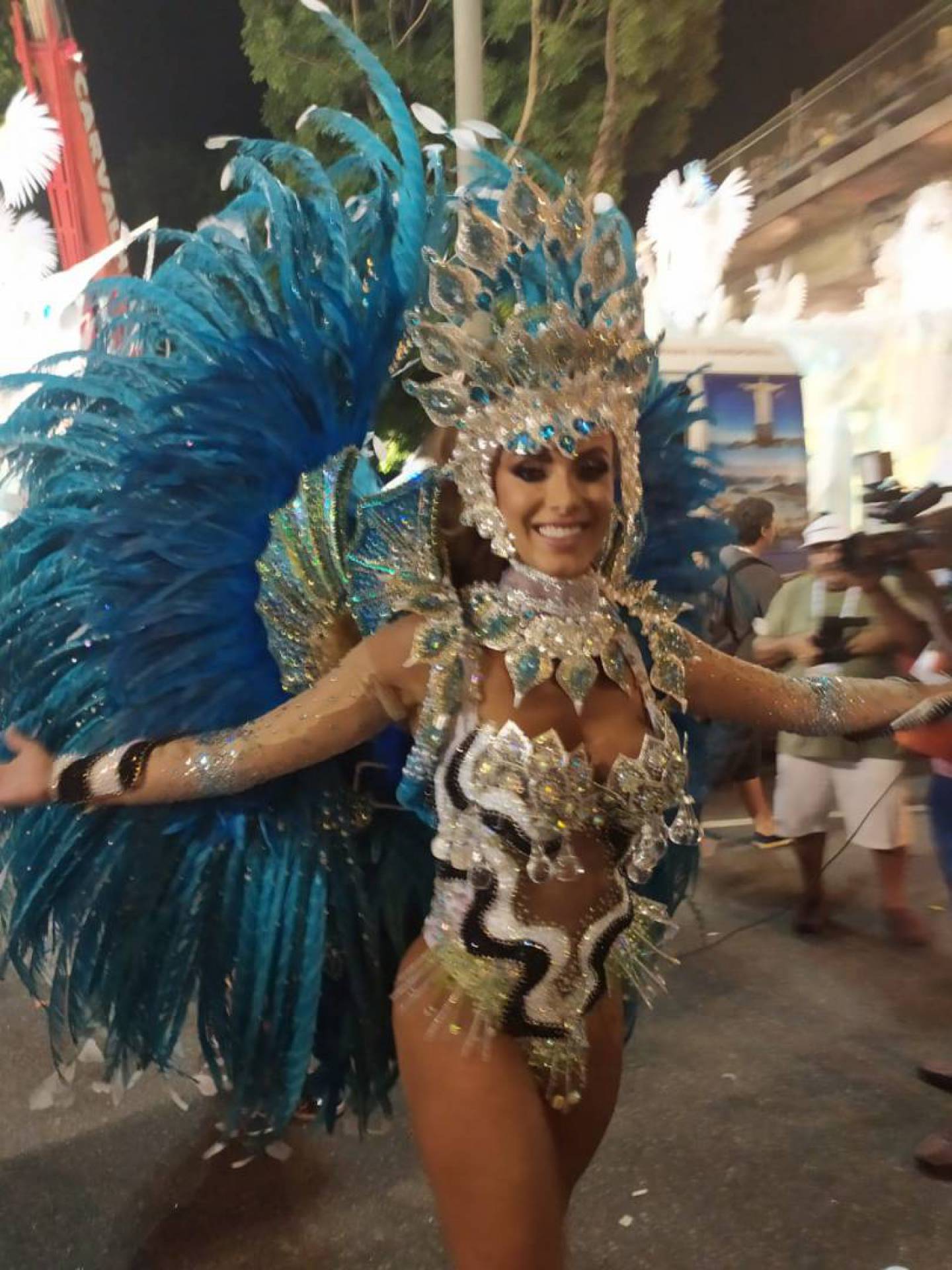 Fantasia de Nicole Bahls representa passeio de beija-flor por Copacabana