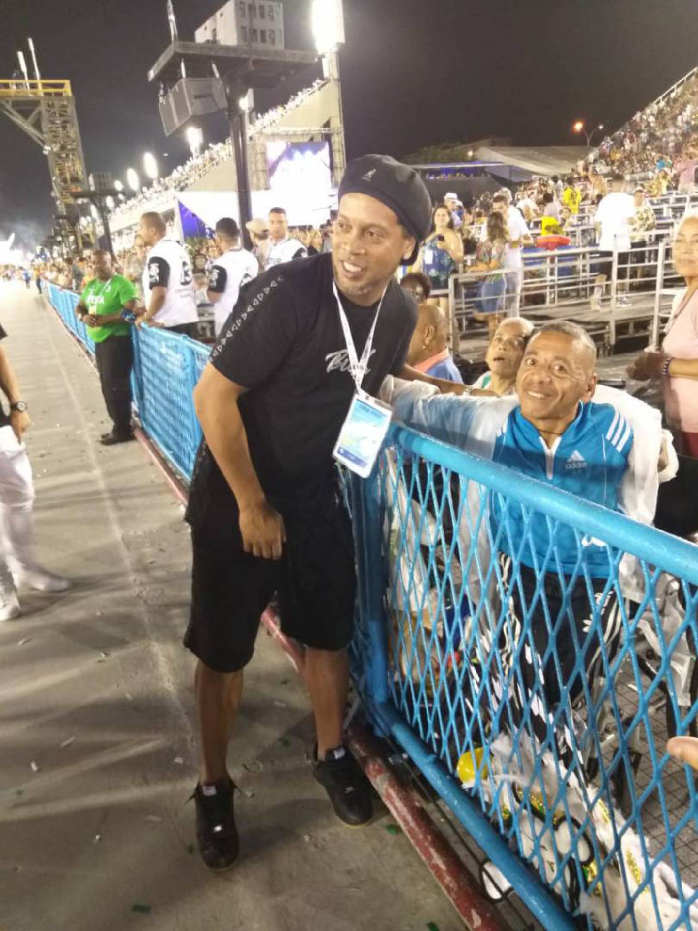 Ronaldinho Gaúcho cumprimenta fãs na Sapucaí - Maria Luisa de Melo/ Agência O DIA