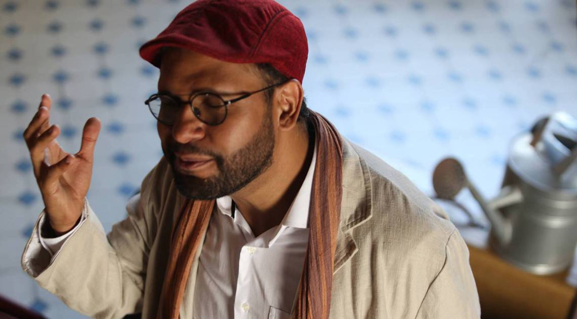 Henrique Vieira caracterizado para o espetáculo 'O Amor Como Revolução'