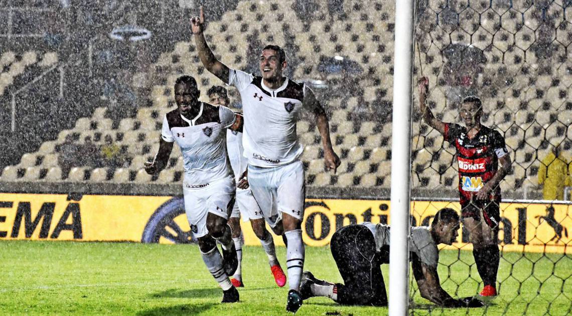 Após falhar nos dois gols do Moto Club, o zagueiro Nino foi à frente e marcou o terceiro do Fluminense - Mailson Santana/Fluminense