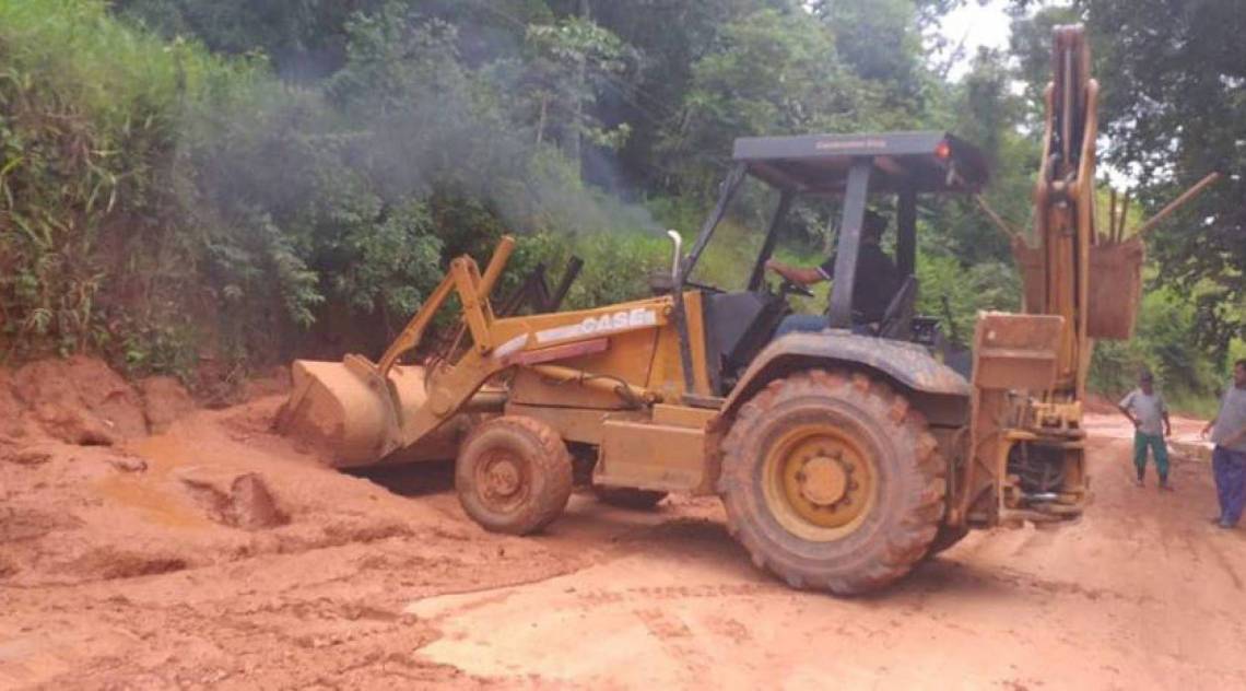 Os servi&ccedil;os, que contaram com auxilio de retroescavadeira, aconteceram na Avenida Santa Rita e na Avenida Ant&ocirc;nio de Almeida, no Retiro.
