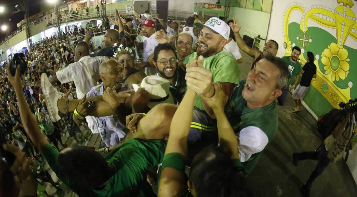 Carnavalesco Leandro Vieira comemora t&iacute;tulo na quadra da Imperatriz