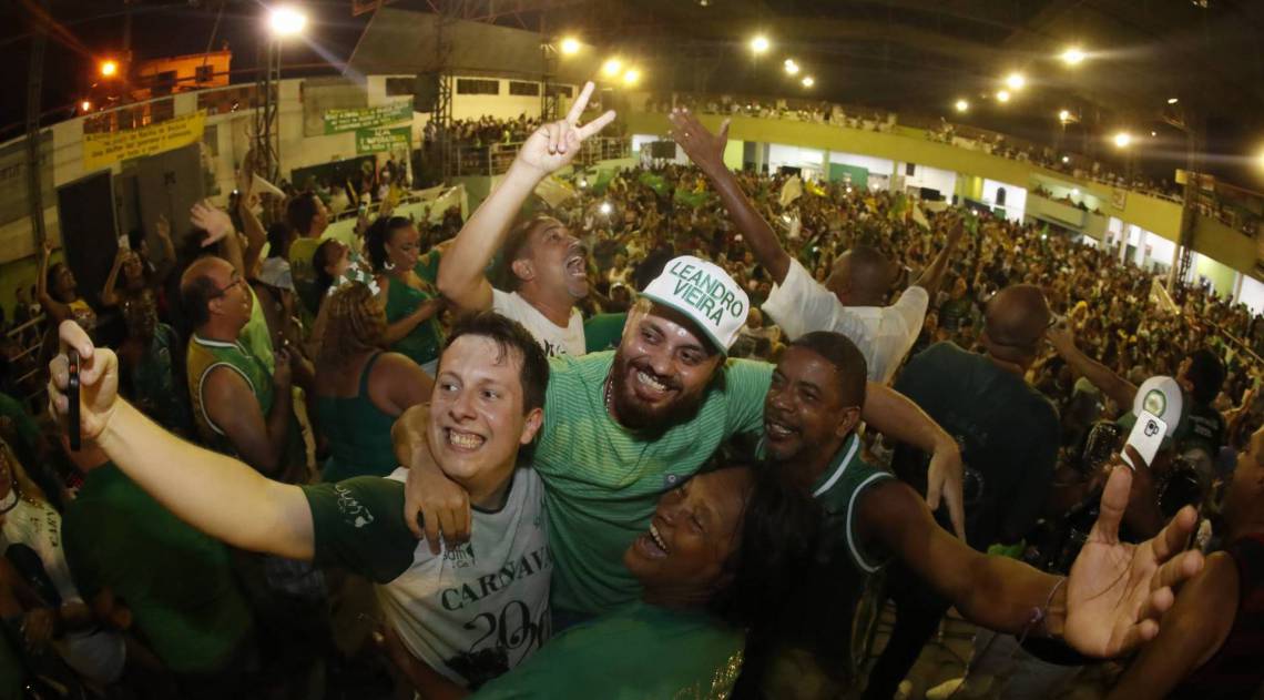 Integrantes da Imperatriz lotaram a quadra da agremia&ccedil;&atilde;o para comemorar o t&iacute;tulo da S&eacute;rie A