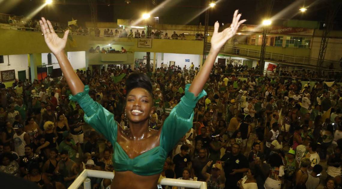 Iza participa da festa na quadra da Imperatriz