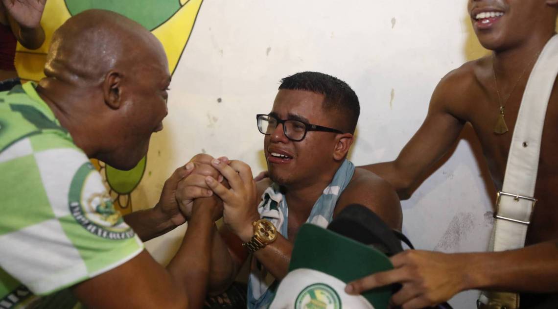 Integrantes se emocionam com t&iacute;tulo no carnaval 2020