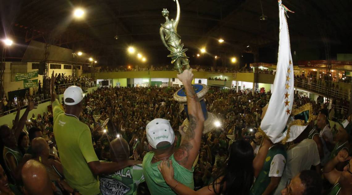 Integrantes da Imperatriz lotaram a quadra da agremia&ccedil;&atilde;o para comemorar o t&iacute;tulo da S&eacute;rie A
