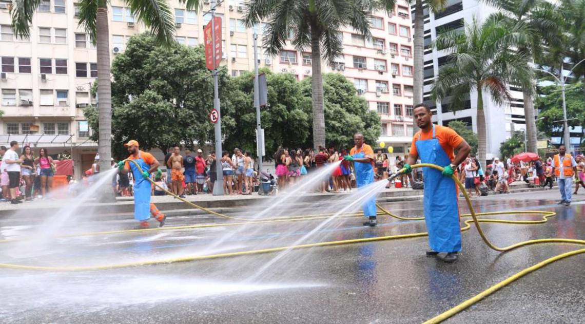 Para evitar a prolifera&ccedil;&atilde;o do coronav&iacute;rus, a Comlurb far&aacute; limpeza da cidade por tempo indeterminado - Divulga&ccedil;&atilde;o / Comlurb