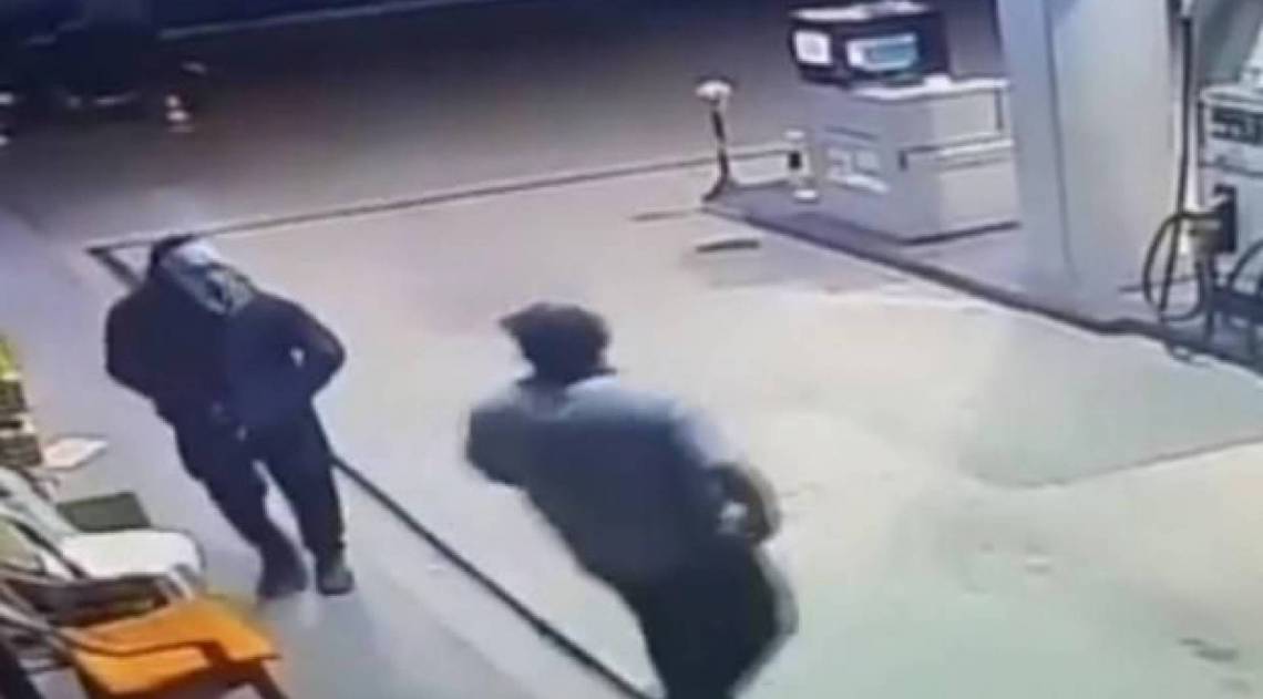 Suspeito chega ao posto com uma máscara de carnaval e ameaça o frentista com uma arma de fogo - Reprodução/Redes Sociais