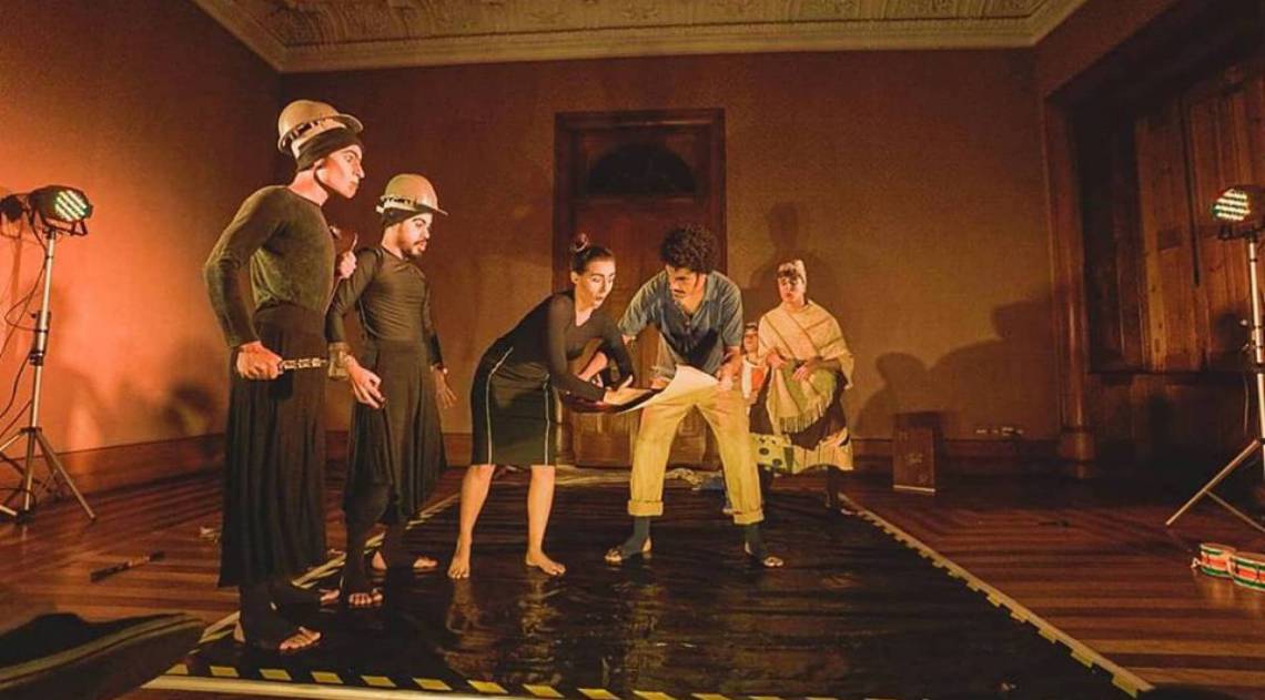 É a primeira encenação profissional do coletivo composto por jovens atores de Niterói que fará sua estreia na cidade - Divulgação / Bia Póvoa