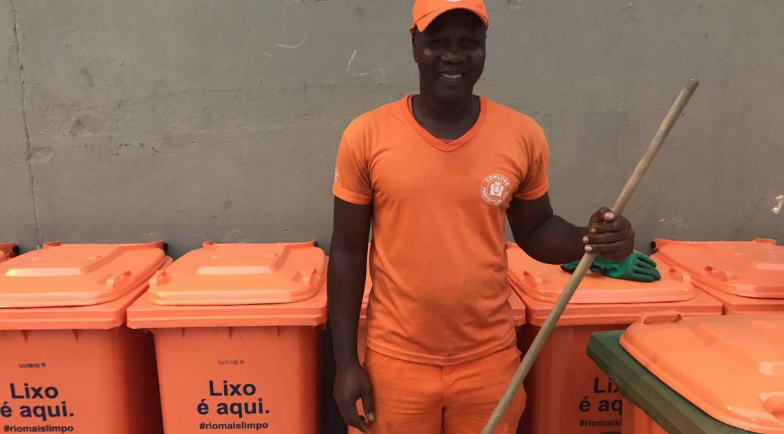 O gari Cléber Daniel da Costa, morador de Campo Grande, na Zona Oeste do Rio