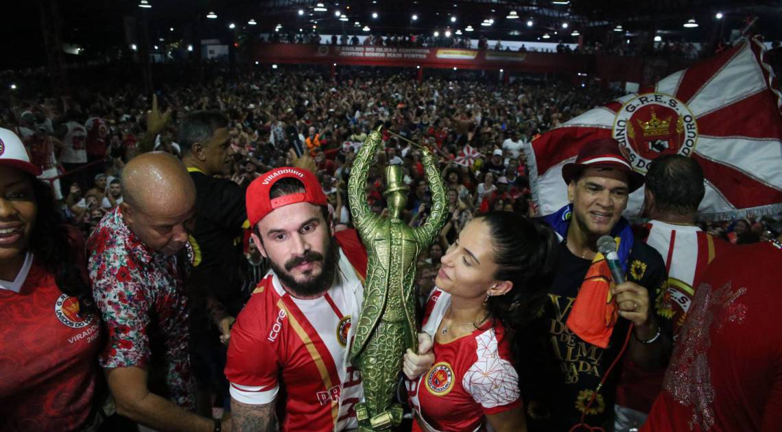 Diretoria da Viradouro ergue a taça de campeã do Carnaval 2020 na quadra no Barreto, em Niterói - Cléber Mendes