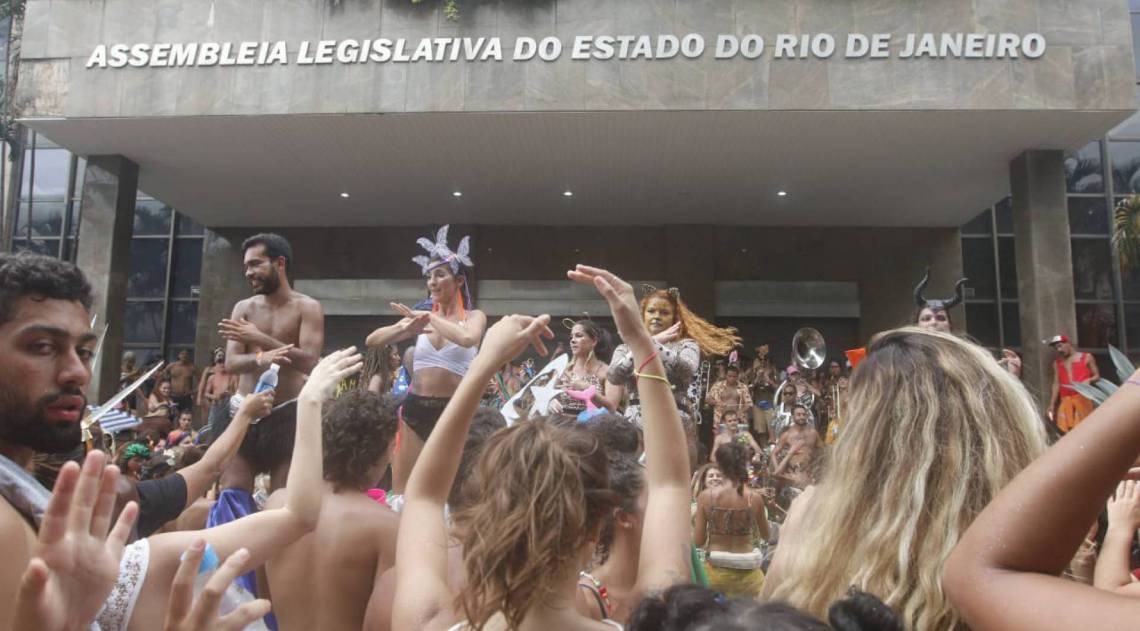 FoliÃµes aproveitam Ãºltimo dia de festa