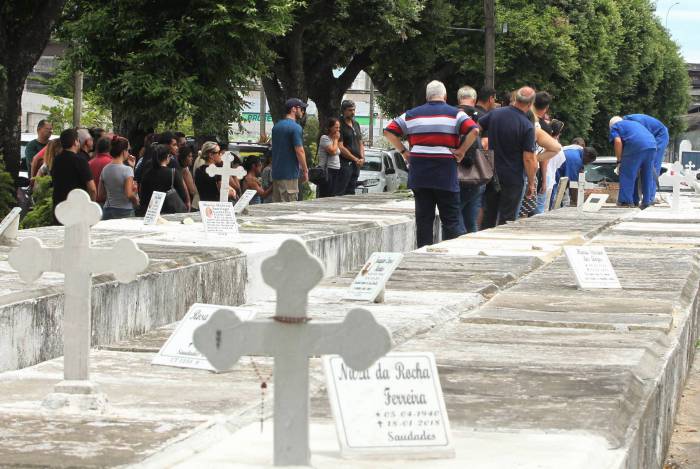 Amigos e parentes foram ao enterro de Alcebíades Garcia, o Bidi
