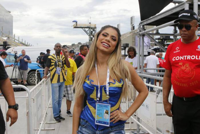 Lexa, rainha de bateria da Unidos da Tijuca disse que apesar da queda, recebeu elogios pelo desfile