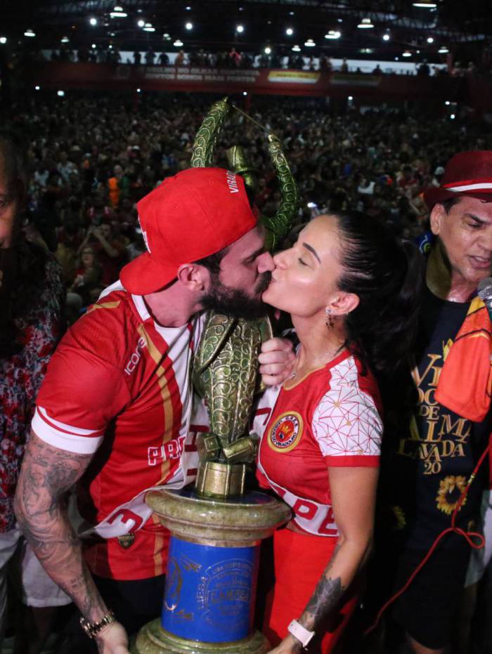 Presidente da Viradouro, Marcelinho Calil comemorou o título de campeã do Carnaval da Vermelha e Branca na quadra da escola, em Niterói