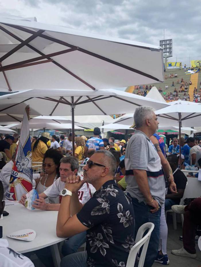 Carnavalesco Cahê Rodrigues, presidente Djalma e porta-bandeira, Dandara Ventapane, acompanham a apuração da União da Ilha. O diretor de Carnaval Laíla não compareceu