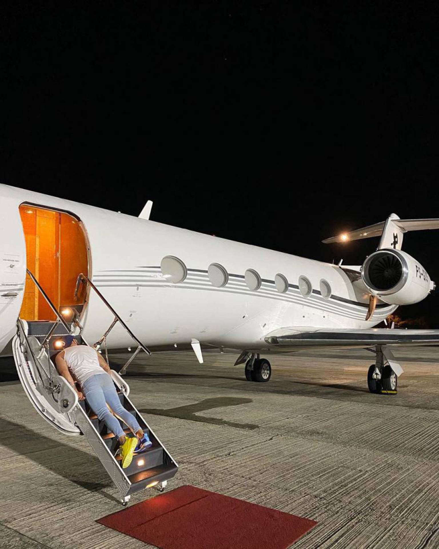 Gusttavo Lima 'desmaia' na escada de avião particular - Reprodução Internet