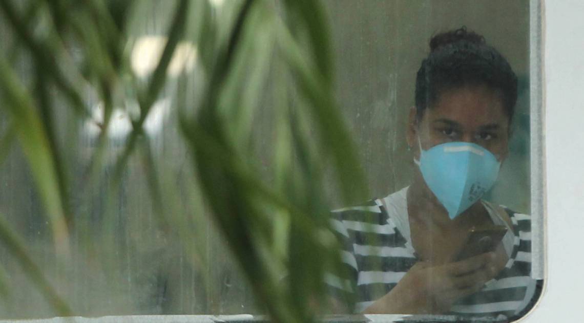 Na UPA do bairro Botafogo, em Nova Iguaçu, onde paciente está isolada com suspeita de coronavírus, funcionários e doentes estão usando máscaras durante as consultas - Estefan Radovicz