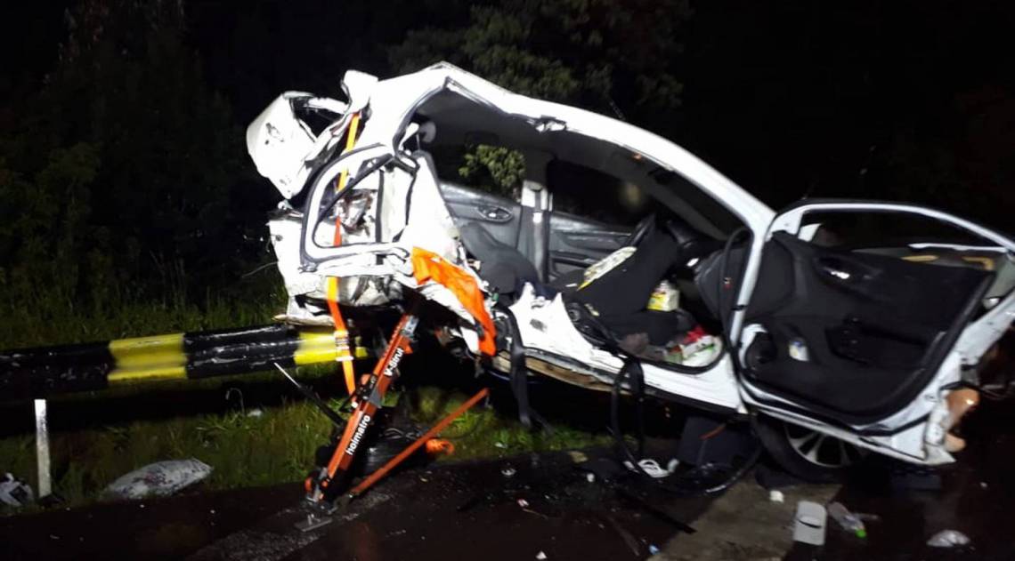 Carro sofreu colisão frontal com outro veículo