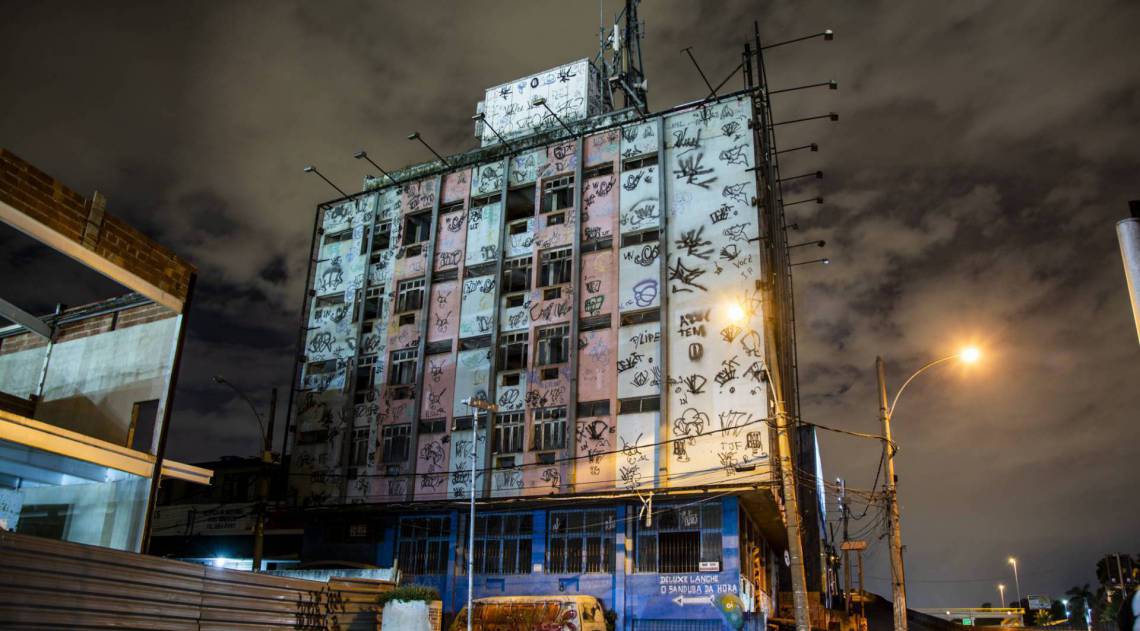 Localizado às margens da Rodovia Presidente Dutra, em Nova Iguaçu, o prédio está abandonado há a mais de 20 anos