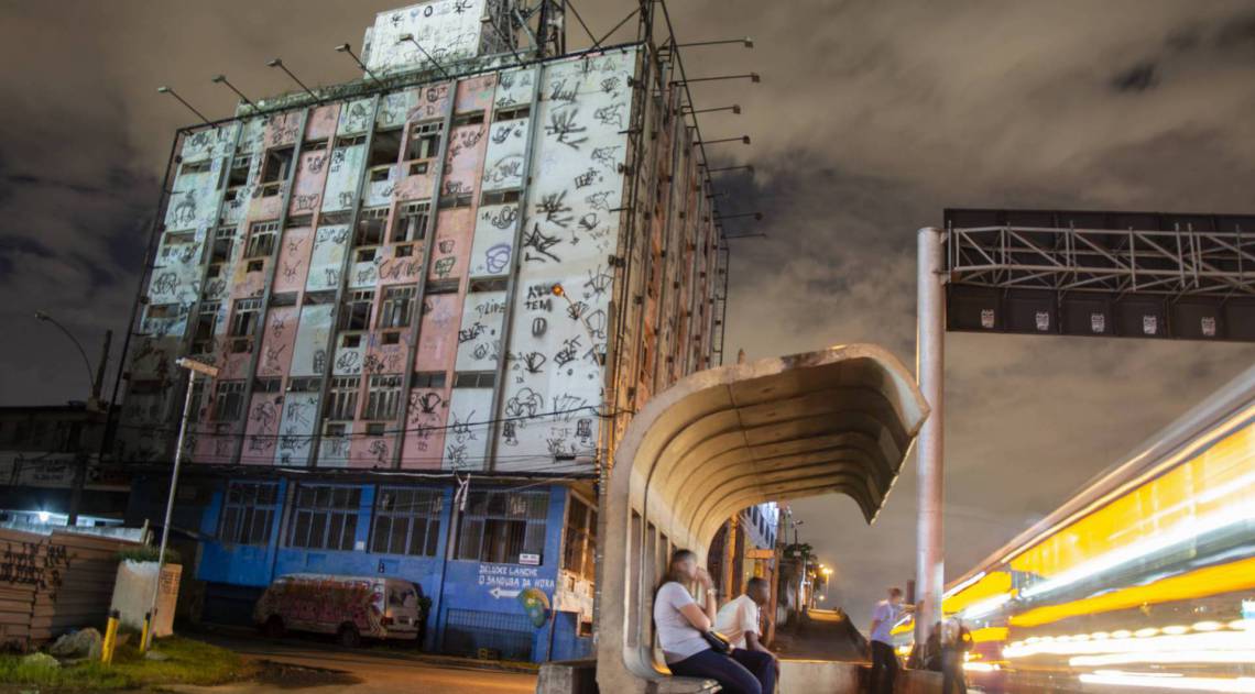 Localizado às margens da Rodovia Presidente Dutra, em Nova Iguaçu, o prédio está abandonado há a mais de 20 anos