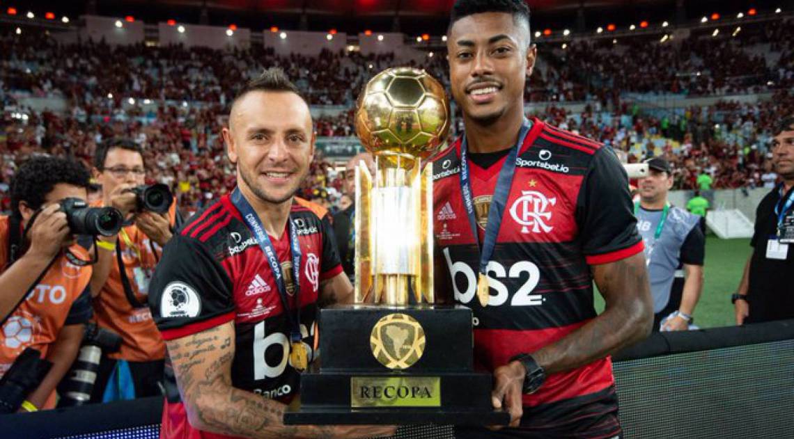 Rafinha e Bruno Henrique durante comemoraÃ§Ã£o do tÃ­tulo da Recopa - Alexandre Vidal/Flamengo