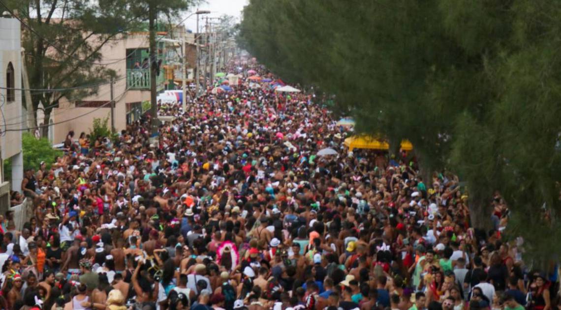 Centenas de milhares de pessoas atravessaram a Avenida AtlÃ¢ntica atrÃ¡s dos trios elÃ©tricos que agitaram os cinco dias de carnaval da Praia do Farol de SÃ£o ThomÃ©, em Campos