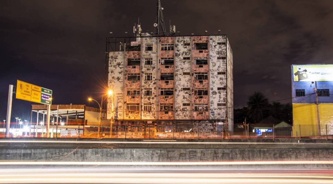 Localizado às margens da Rodovia Presidente Dutra, em Nova Iguaçu, o prédio está abandonado há a mais de 20 anos - Divulgação/ Mazé Mixo