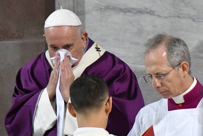 Papa Francisco assoa o nariz ao liderar a missa da quarta-feira de cinzas que abre a Quaresma, o período de quarenta dias de abstinência e privação dos cristãos antes da Semana Santa e da Páscoa
