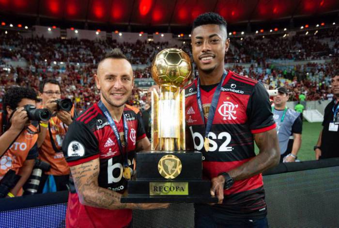 Rafinha e Bruno Henrique durante comemoração do título da Recopa