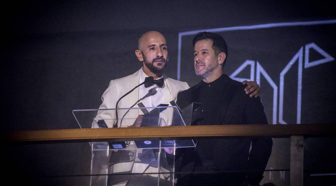 Álvaro (Irandhir Santos) e Raul (Murilo Benício) em 'Amor de Mãe', da Globo