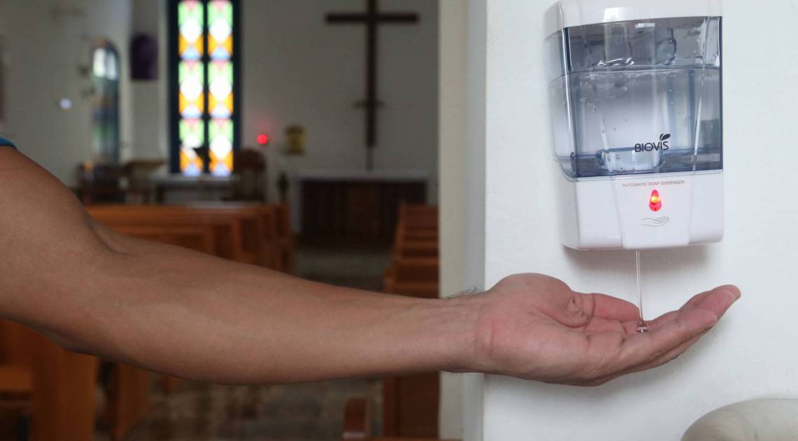 Uso do álcool gel se intensificou durante as missas e cultos, e contato físico prolongado deverá ser evitado - Cléber Mendes