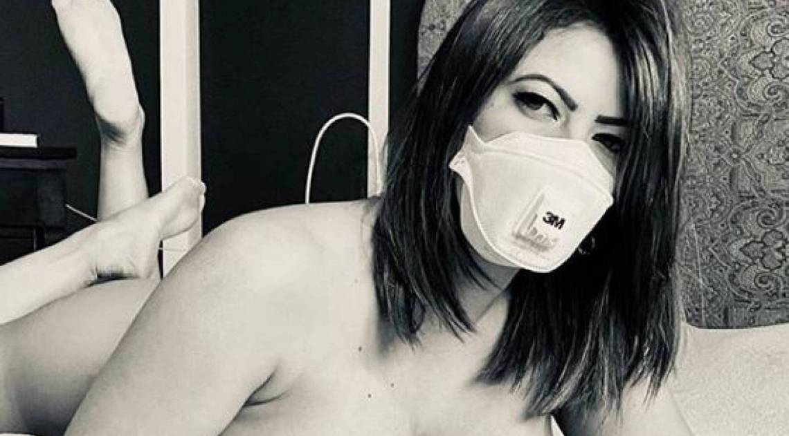 Ex-bbb posa nua para alertar sobre Coronav&iacute;rus