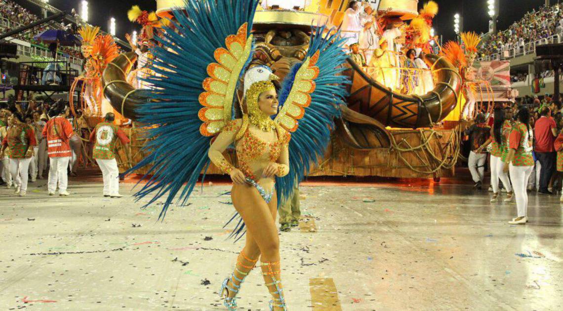 ThainÃ¡ Oliveira musa da Grande Rio se emociona com vice-campeonato