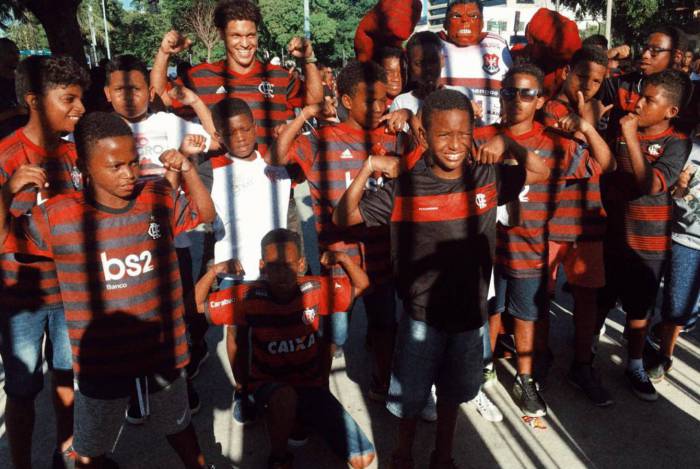 Crianças carentes devem entrar em campo com jogadores do Flamengo neste sábado no Maracanã