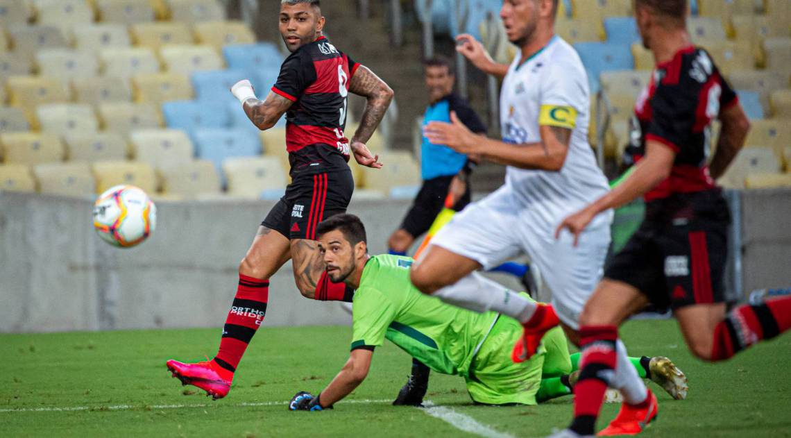 Minutos antes de balançar a rede, Gabigol fez bela jogada pela direita e a bola chegou a Michael (D), que abriu o placar no Maracanã - Alexandre Vidal / Flamengo