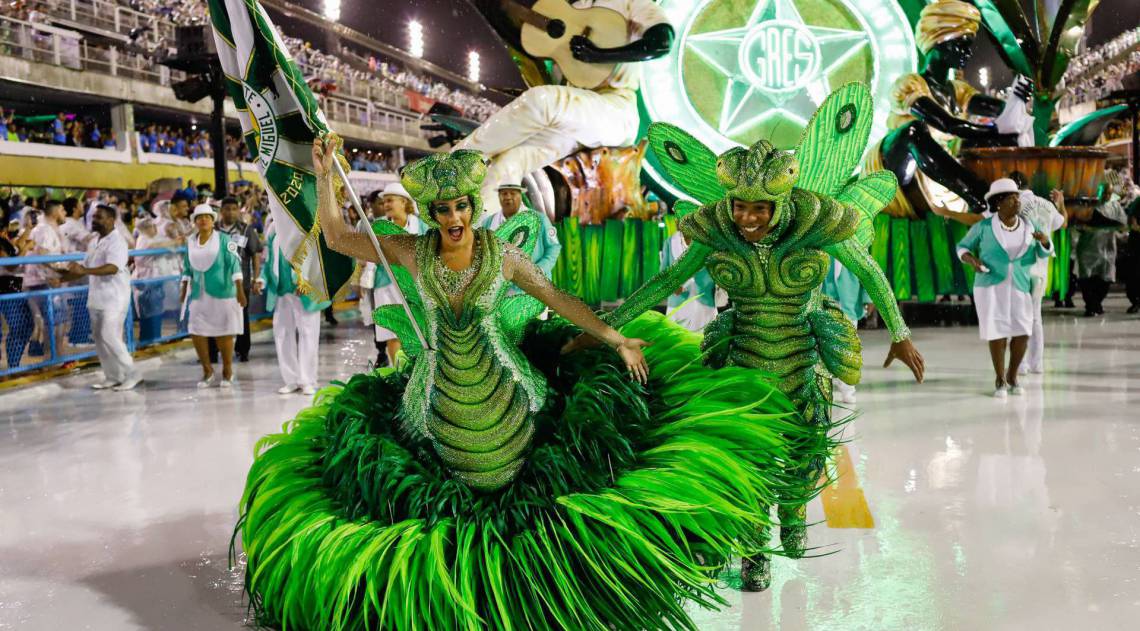 RIO DE JANEIRO, RJ 29.02.2020:  DESFILE DAS CAMPEAS - as 6 (seis) melhores escolas escolas de samba do Grupo Especial do Carnaval do Rio de Janeiro desfilam ao longo da noite deste sabado (29) ate a manha de domingo (01FEV), no Sambodromo (Sapucai). Mocidade, com o enredo: Elza deusa Soares. Mestre-sala (Diogo Jesus) e porta-bandeira (Bruna Santos).