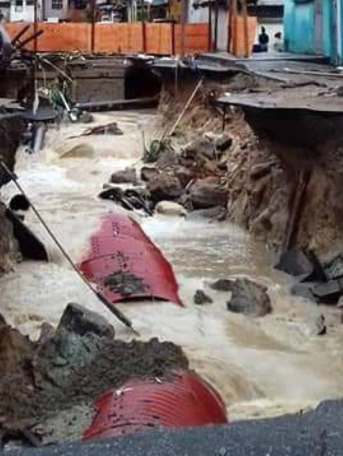 Cratera na Rua Coronel França Leite, na Chatuba, em Mesquita