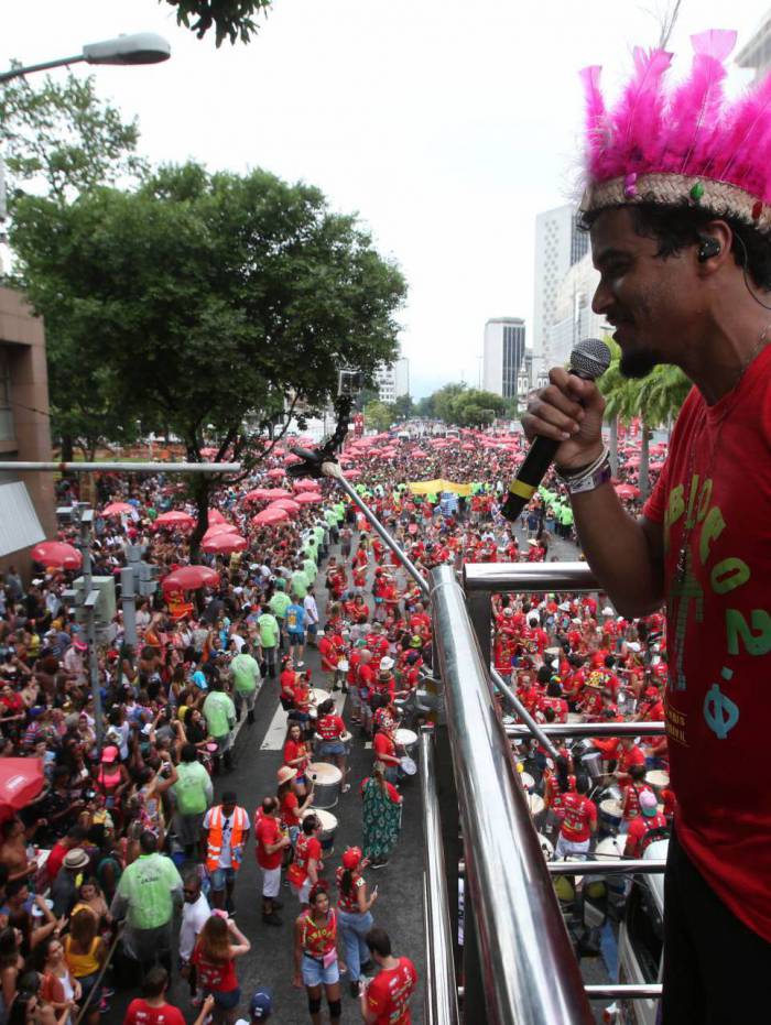Foliões aproveitaram o desfile de 20 anos do Monobloco no Centro
