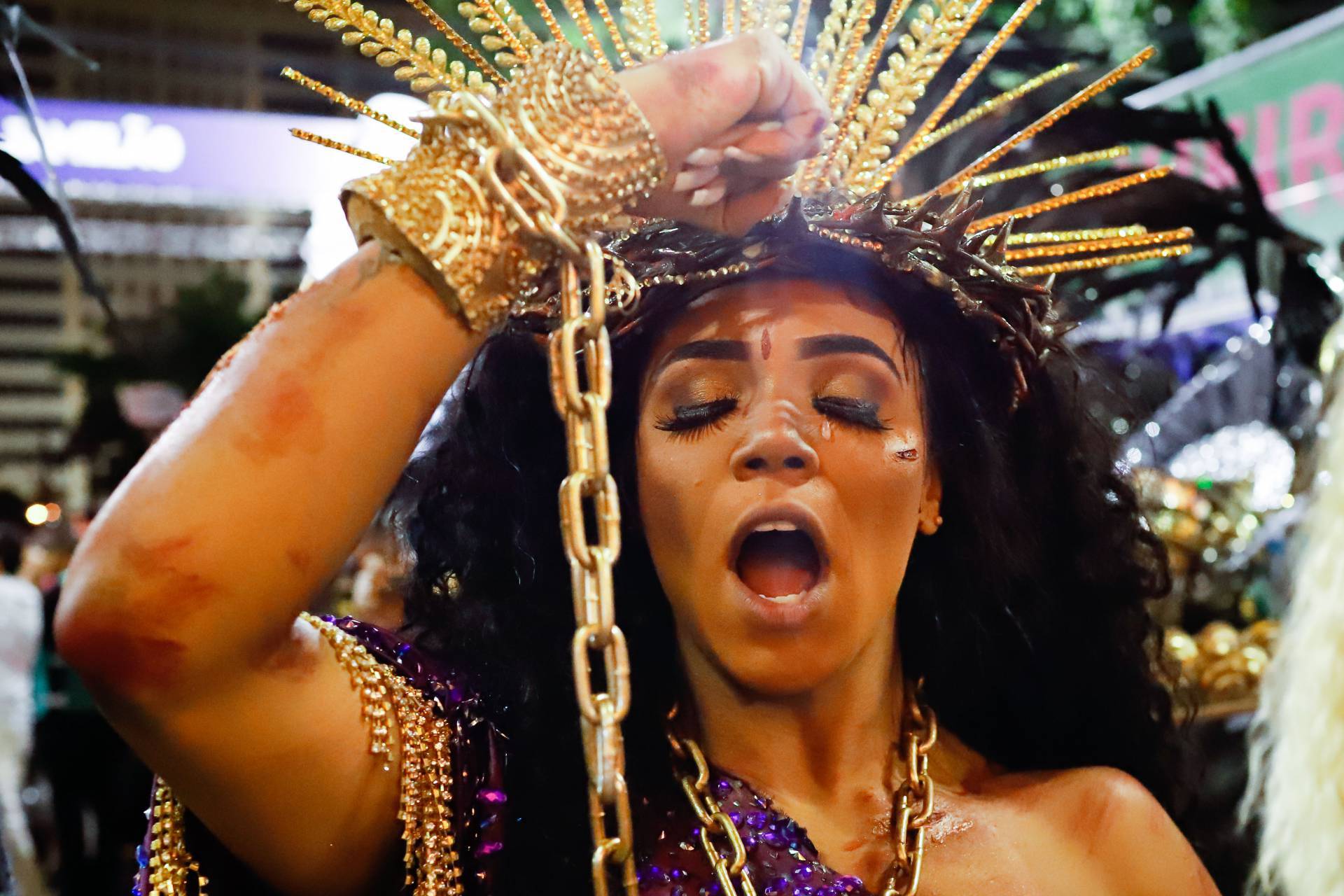 RIO DE JANEIRO, RJ 29.02.2020:  DESFILE DAS CAMPEAS - as 6 (seis) melhores escolas escolas de samba do Grupo Especial do Carnaval do Rio de Janeiro desfilam ao longo da noite deste sabado (29) ate a manha de domingo (01MAR), no Sambodromo (Sapucai). Mangueira, com o enredo: A verdade vos fala livre. Rainha de bateria, Evelyn Bastos (C). foto: Andre Melo Andrade/Parceiro/Agencia O Dia - Andre Melo Andrade/Parceiro/Agencia O Dia
