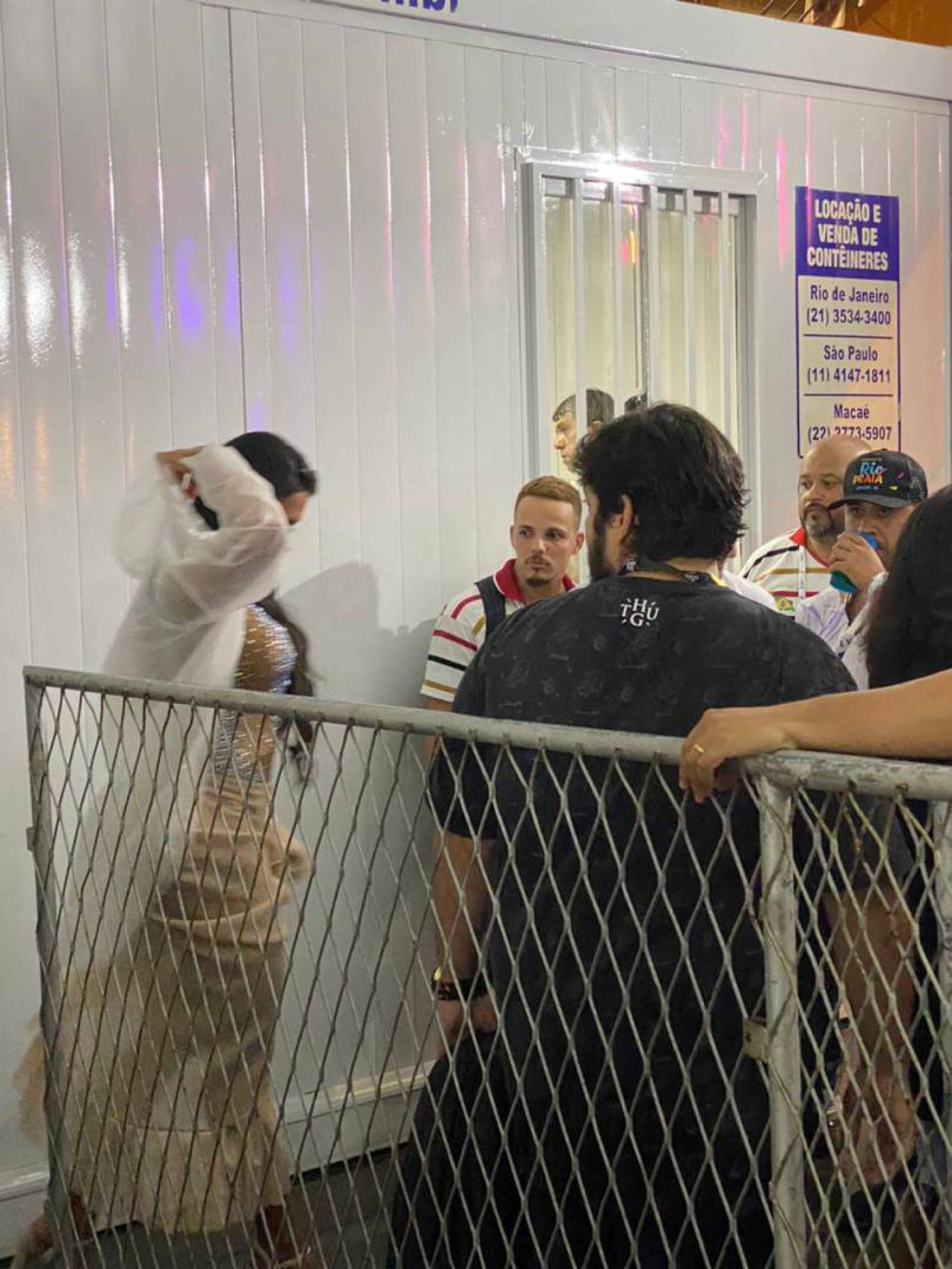 Gracyanne Barbosa chega a camarote debaixo de temporal - Fotos: Fábia Oliveira