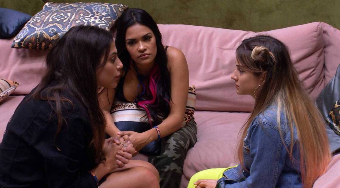 Mari, Flay e Gabi conversam na sala - Reprodução de TV