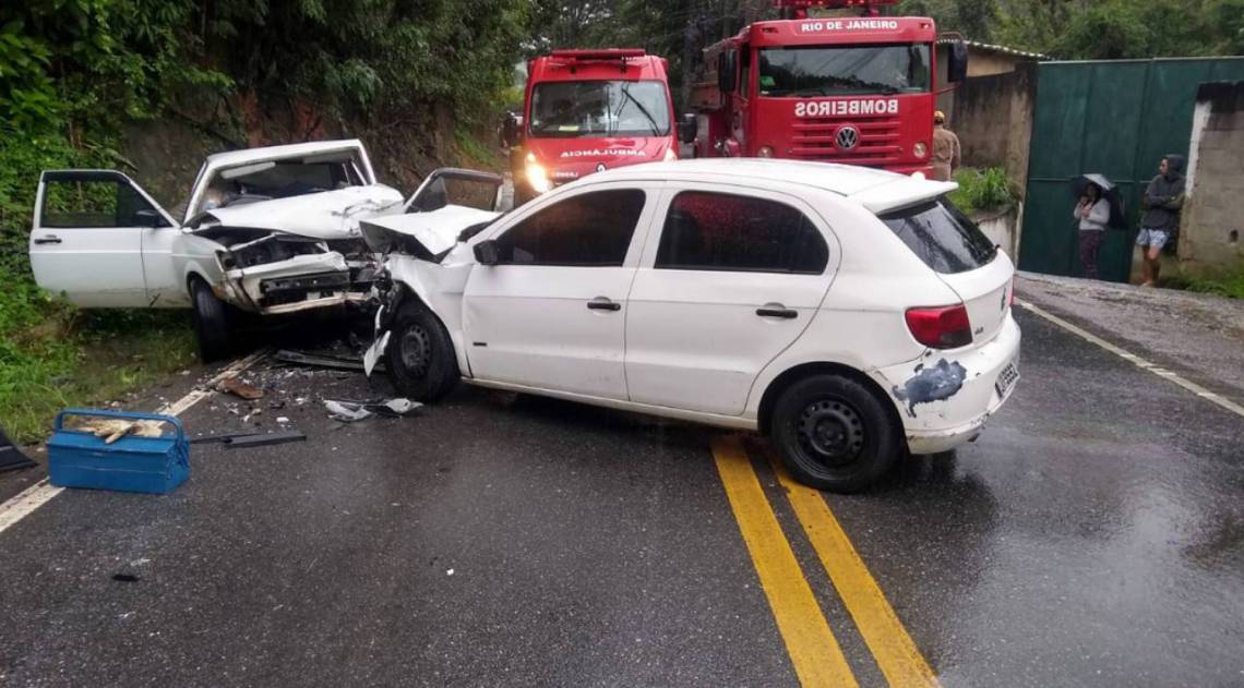A pista ficou fechada nos dois sentidos. Bombeiros precisaram cortar a lataria de um dos veículos para fazer a retirada da vítima - Divulgação/15ºGBM