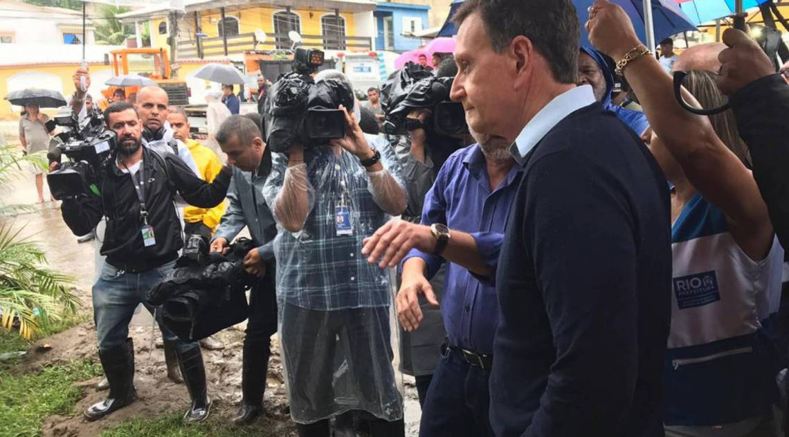 Crivella visitou uma das áreas mais atingidas pelas chuvas - Anderson Justino / Agência O DIA