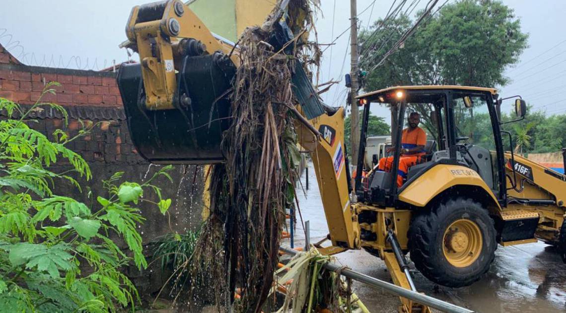 Equipes da Defesa Civil e de outras secretarias estão nas ruas auxiliando os moradores  - Divulgação