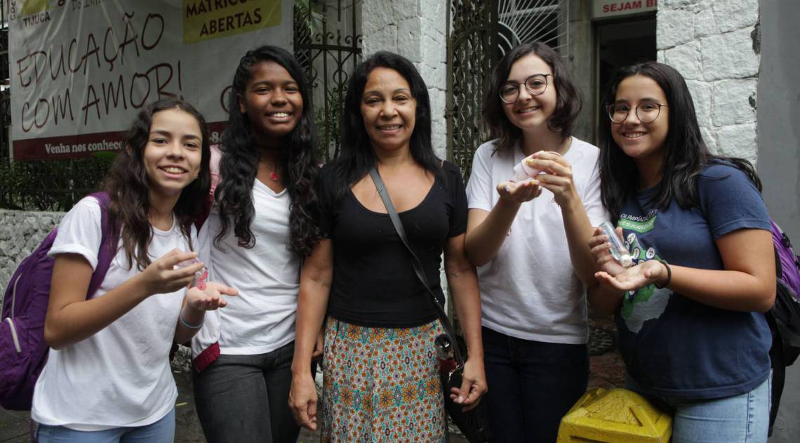 A professora Maria Abreu e as alunas Maria Eduarda, Luana Ribeiro, Clara Monteiro, e Julia Ramos, da Tijuca, não abrem mão do álcool gel - Ricardo Cassiano