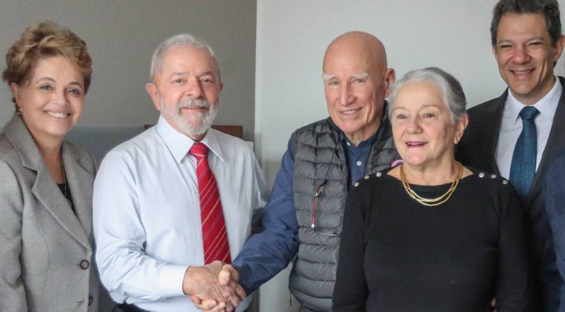 Dilma Rousseff, Lula, Sebastião Salgado, Lélia Salgado e Fernando Haddad, em Paris - RICARDO STUCKERT/DIVULGAÇÃO